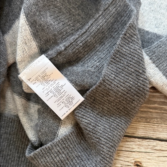 Equipment Femme Gray V-Neck Cashmere Blend Sweater - Picture 3 of 5